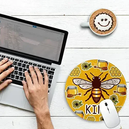 Gctriki Bee tikilgan chekka sirpanmaydigan kauchuk taglikli kichik sichqoncha yostig'i, stol kompyuter o'yinlari ofis noutbuki uchun kulgili yumaloq sichqoncha yostiqchalari, yoqimli uy ofis dekor stoli aksessuarlari ta'minoti - GCTRIKI (1)