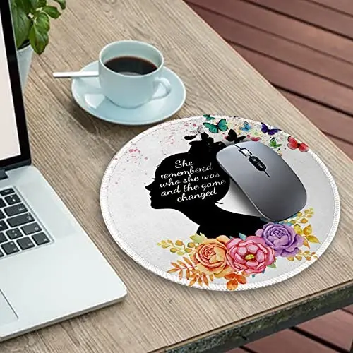 Gctriki Dumaloq Sichqoncha Pad, Yoqimli Kapalak Gul Sichqonchasi Pad Noutbuk O'yin Ayollari uchun, Tikilgan Qirrali Sirpanmaydigan Rezina Asosli, Feminist Ilhomlantiruvchi Iqtibos Sichqoncha Pad, Uy Ofis Dekor Stol Aksessuarlari - 3