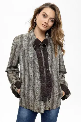 Genuine leather women's jacket with Silvia scarf, Python print and snap closure. - 3