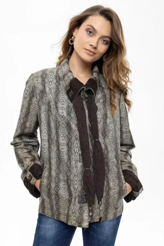 Genuine leather women's jacket with Silvia scarf, Python print and snap closure. - 3