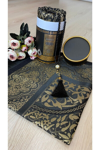 Gift set with a prayer rug and prayer beads with Kaaba design. - 2