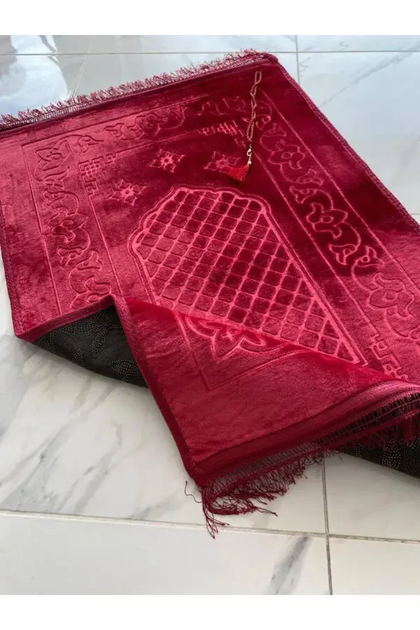 Gift set with plush prayer rug and tasbih, soft, non-slip base. - 2