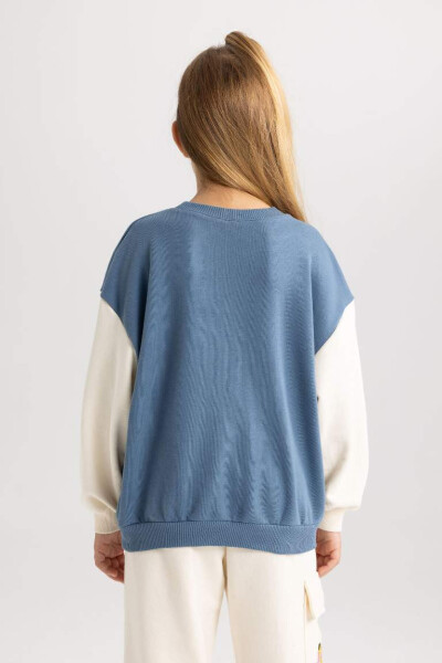 Girl's Relaxed Fit Crew Neck Printed Sweatshirt in Blue - 10