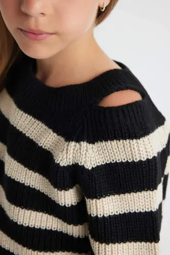 Girls' Standard Fit Crewneck Sweater C6929A824AU - 5