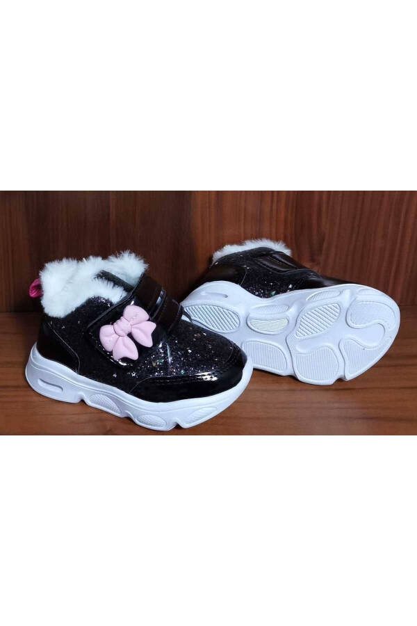 Girl's wool baby booties - 1