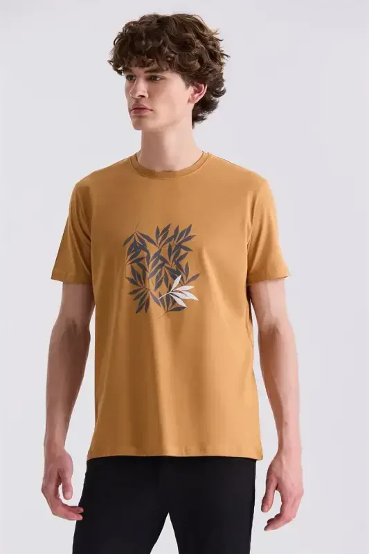 Горчичный приталенный трикотаж с круглым вырезом - 1