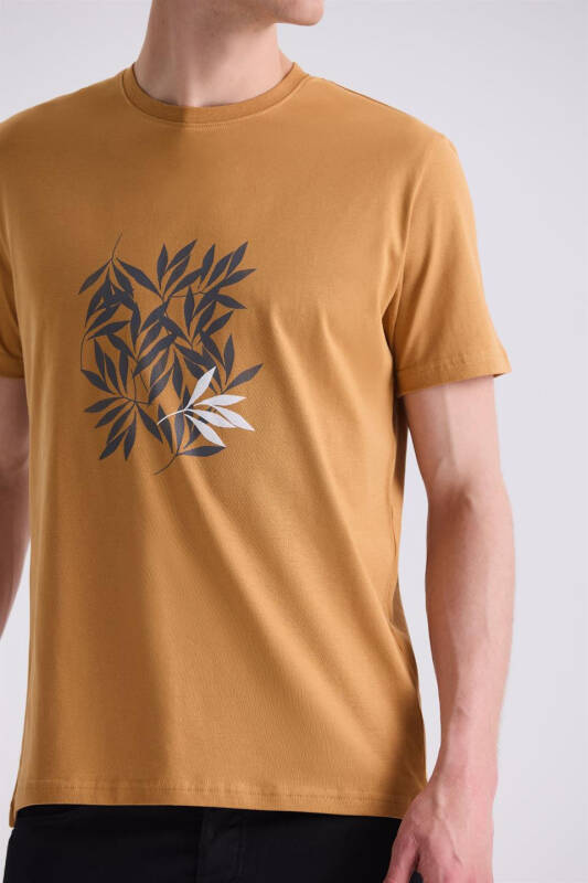 Горчичный тонкий облегающий свитер с круглым вырезом - 3