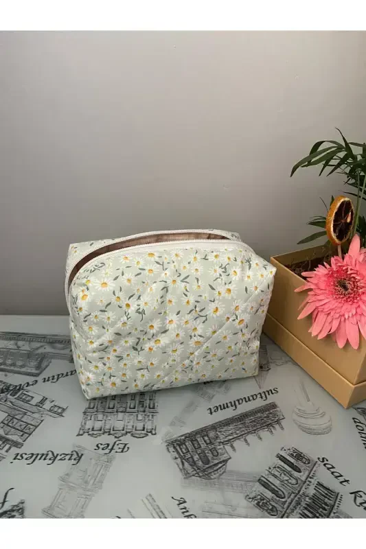 Green Daisy Patterned Makeup Care And Travel Bag Is Lined Washable 18 12 10 Cm - 1