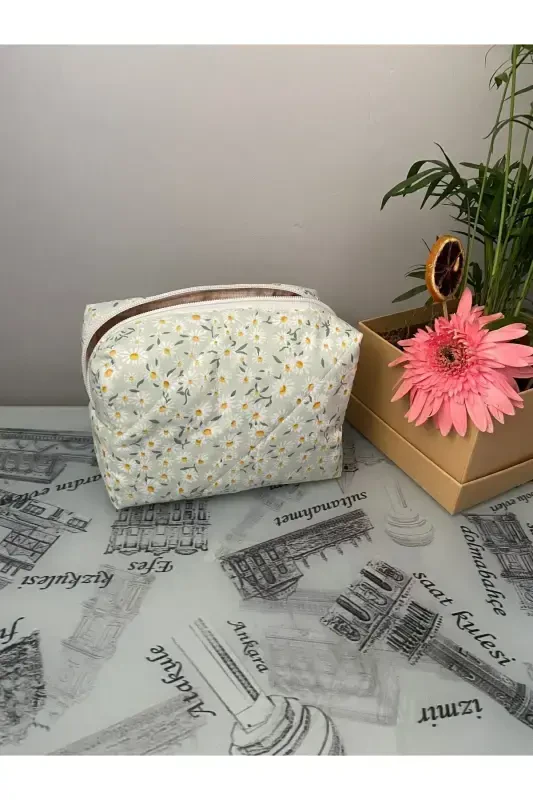 Green Daisy Patterned Makeup Care And Travel Bag Is Lined Washable 18 12 10 Cm - 2