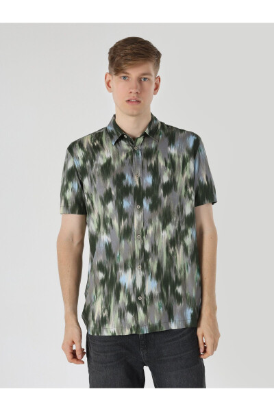 Green, patterned, short-sleeved, regular fit men's shirt - 4