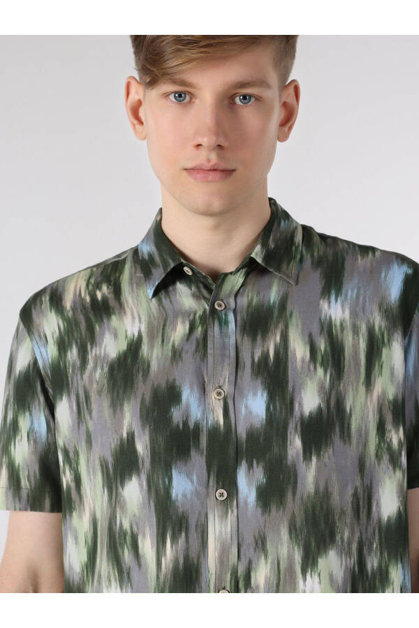 Green, patterned, short-sleeved, regular fit men's shirt - 5