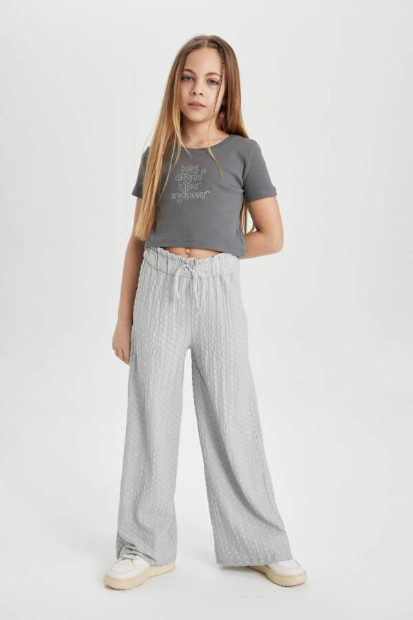 Grey 2-piece set for girls, featuring a short-sleeved t-shirt and pants. - 1