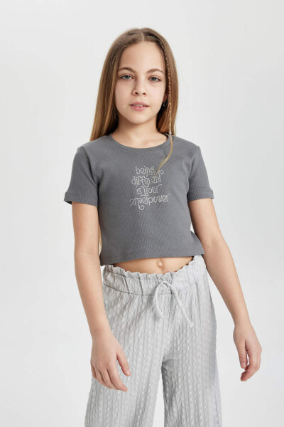 Grey 2-piece set for girls, featuring a short-sleeved t-shirt and pants. - 5