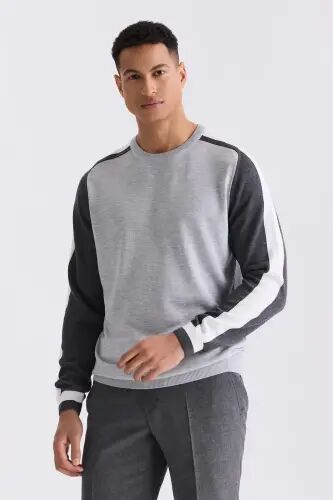 Gri Slim Fit Şerit Detaylı Bisiklet Yaka Triko Kazak 