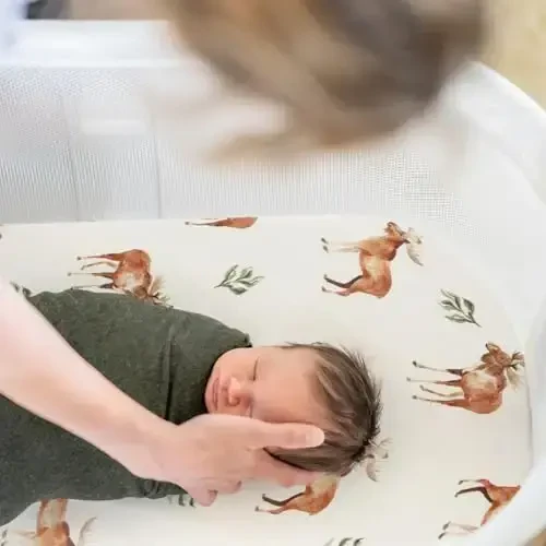 GRSSDER Ultra Soft Bassinet choyshablari 2 dona, Chiquvchi nafas oladigan trikotaj Bassinet matras choyshablari chaqaloq uchun, Universal Fitted Baby Cradle Moses savati Oval to'rtburchak matraslar xavfsiz va qulay, Hayvonlar bosma - 5