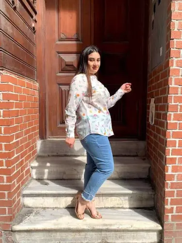 Gullar bilan bezatilgan ko'ylak 70178 - BÜYÜKBEDENIZ (1)