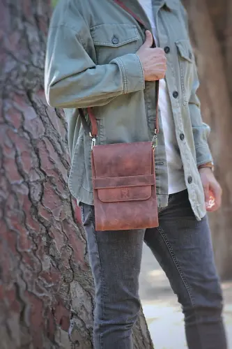 HAKİKİ DERİ DİK POSTACI ÇANTASI / OMUZ ÇANTASI / ERKEK KADIN ÇAPRAZ ÇANTA / UNISEX / HEDİYE KUTULU - TABA - MATLEATHER (1)