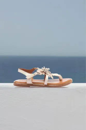 Beyaz Hakiki Süet Çiçekli Parmak Arası Tabanı Kahve Hakiki Deri Bilekten Bağlama Kadın Sandalet-Beyaz - DERIDERIM (1)