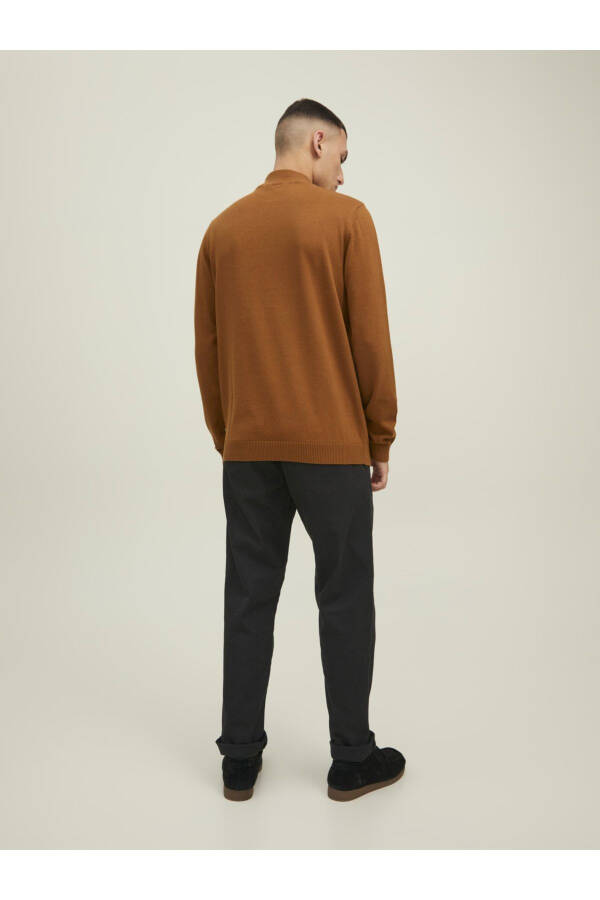 Half turtleneck, solid color sweater - 3