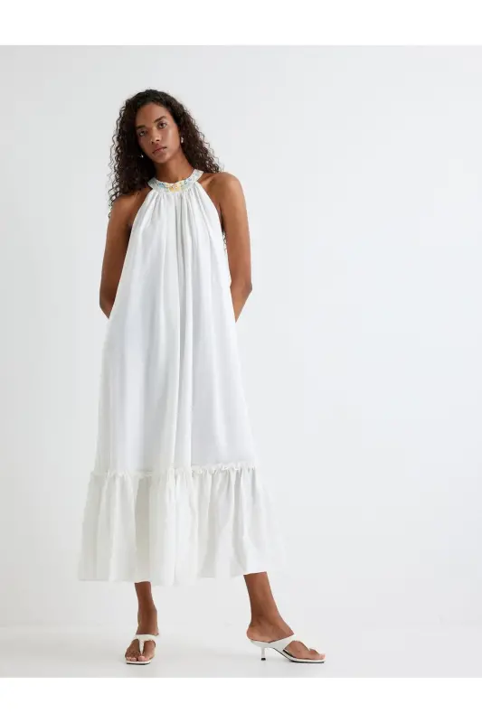 Langes Kleid mit Neckholder-Ausschnitt, Rüschen und Perlenstickerei, gefüttert - Weiß - 2