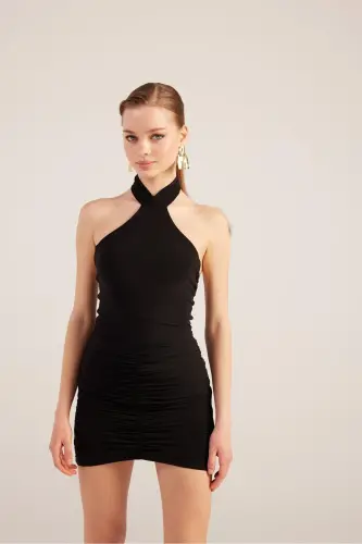 Halter yoqali burmali mini Perla ko'ylak - Qora - HOLLY LOLLY (1)