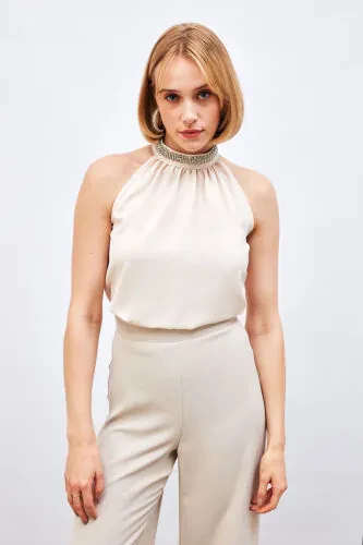 Halter yoqali, munchoq va toshlar bilan bezatilgan yelkasiz bluzka - SATEEN