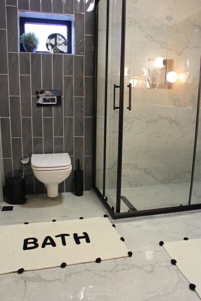 Hammam uchun qora pomponli yozuvli choyshab 90×57 - RUGSMODERN (1)