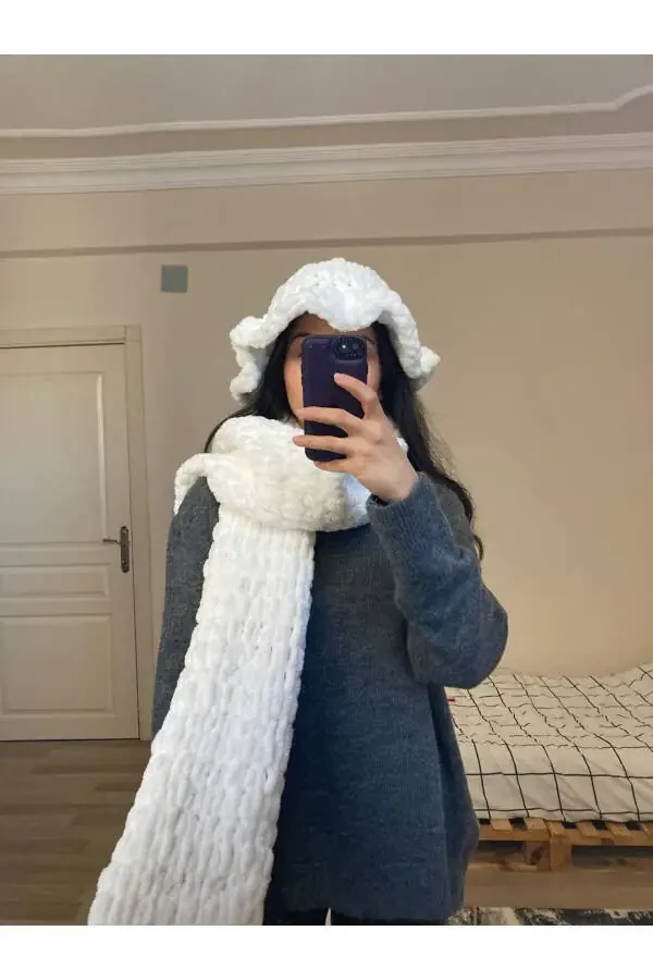 Hand-Knitted Puffy Scarf - 1
