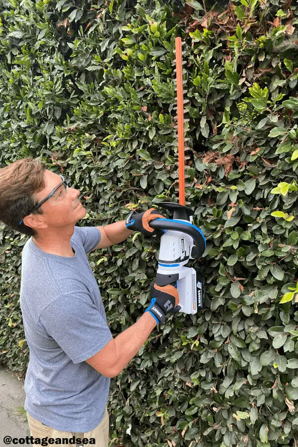 HART 40-Volt 24-inch Cordless Hedge Trimmer Kit, (1) 2.5Ah Lithium-Ion Battery - 48