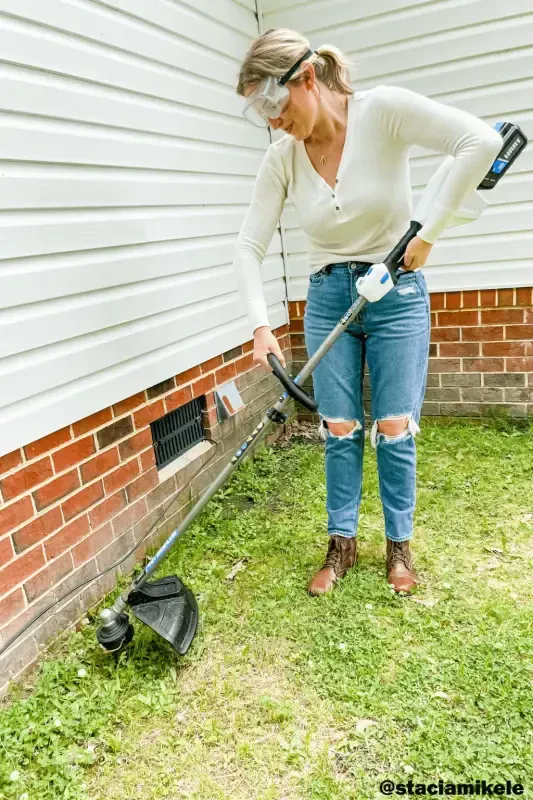 HART 40-Volt Cordless AttacModazoneent Capable 15-inch String Trimmer Kit, (1) 4.0Ah Lithium-Ion Battery - 13