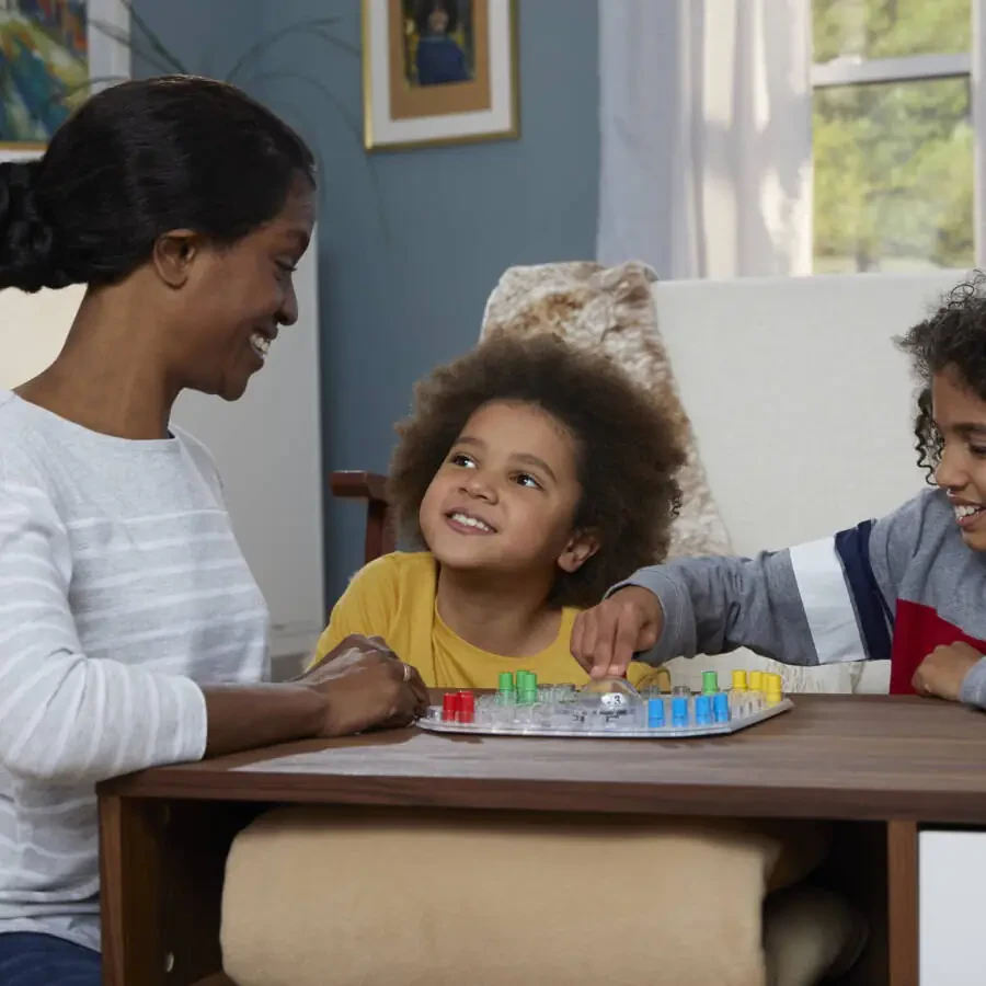 Hasbro Trouble stol oʻyini, 2 dan 4 gacha oʻyinchi uchun stol oʻyini, 5 yosh va undan katta bolalar uchun - 4