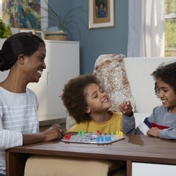 Hasbro Trouble stol oʻyini, 2 dan 4 gacha oʻyinchi uchun stol oʻyini, 5 yosh va undan katta bolalar uchun - 9