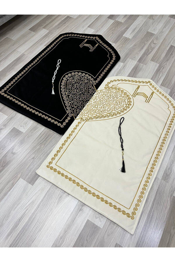 Heart-shaped prayer rug set with prayer beads, a wedding gift for the bride and groom. - 1