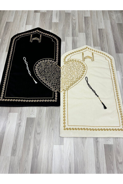 Heart-shaped prayer rug set with prayer beads, a wedding gift for the bride and groom. - 3