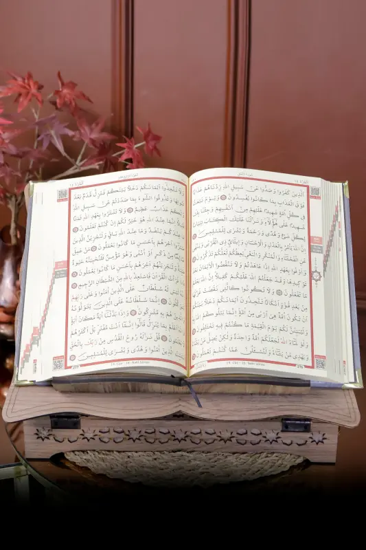 Hediyelik Kuran Seti Rahleli Ahşap Kuran Standı Kadife Kuran İnci Tesbih Seccade Seti - Mavi - 4