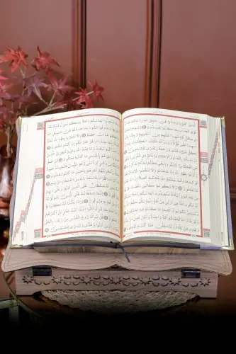 Hediyelik Kuran Seti Rahleli Ahşap Kuran Standı Kadife Kuran İnci Tesbih Seccade Seti - Mor - 4