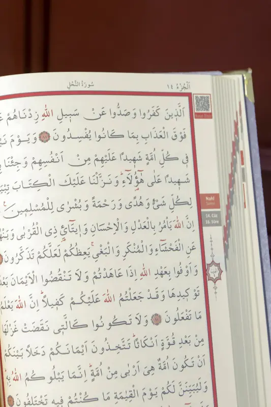Hediyelik Kuran Seti Rahleli Ahşap Kuran Standı Kadife Kuran İnci Tesbih Seccade Seti - Lacivert - 6