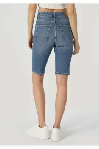 High-waisted, straight leg blue denim shorts for women. - COLIN’S (1)