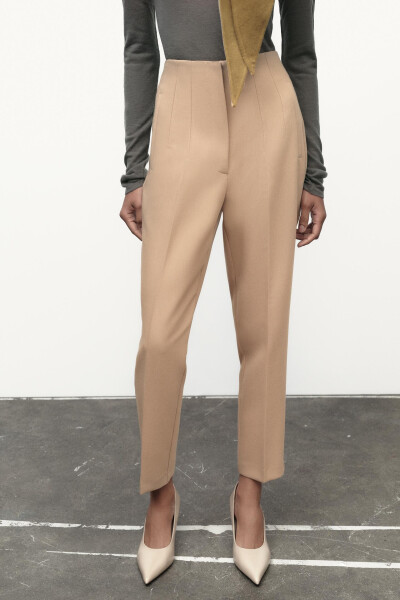 High waisted, tobacco brown pants. - 3