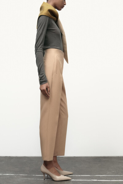 High waisted, tobacco brown pants. - 4