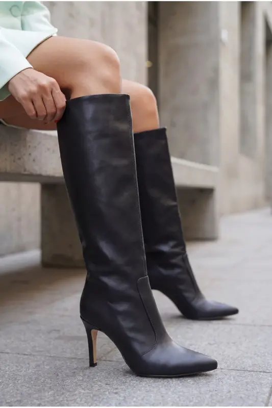 Hilnaril Women's Pointed Heel Boots 00123000 Black Leather - RICCON