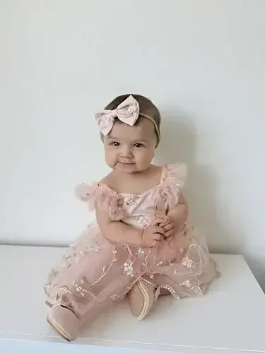 HONGTEYA Infant Baby Girls Mary Jane Flats Yurishni endi boshlagan qizaloqlar uchun sirpanmaydigan, yumshoq taglikli PU Charm beshik poyabzali Sneaker To'y Bazm Rojdestvo malika ko'ylak poyabzali chaqaloq mokasinlari qizlar - 6