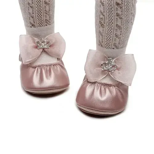 HONGTEYA Infant Baby Girls Mary Jane Flats Yurishni endigina boshlagan qizaloqlar uchun sirpanmaydigan, yumshoq taglikli PU Charm beshik poyabzallari Sneaker to'y ziyofati Rojdestvo malika ko'ylak poyabzallari chaqaloq mokasinlari qizlar - 2