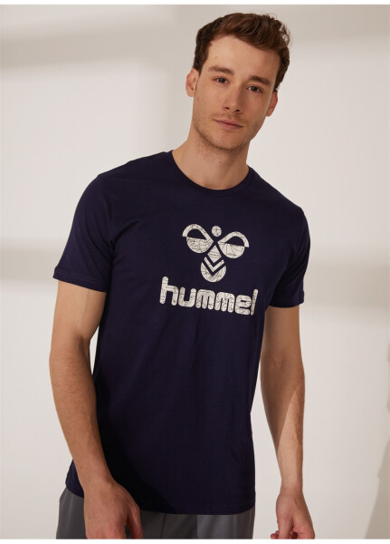 Hummel Ko'k rangli erkaklar uchun yumaloq yoqali futbolka 910946-7480 AKIRA T-SHIRT S/S TEE - 7