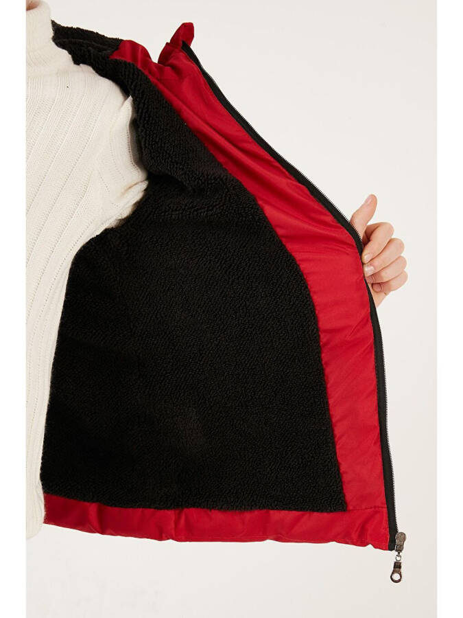 Kırmızı İçi Peluş Astarlı Kapüşonlu Cepli Kışlık Mont 5761911-Kırmızı - 5