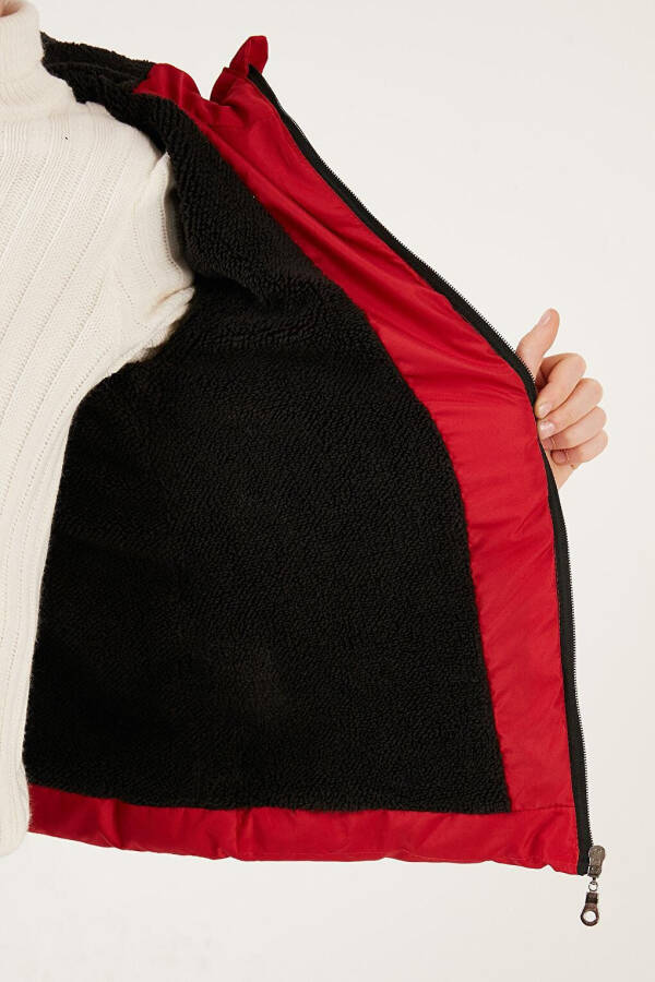 Kırmızı İçi Peluş Astarlı Kapüşonlu Cepli Kışlık Mont 5761911-Kırmızı - 15