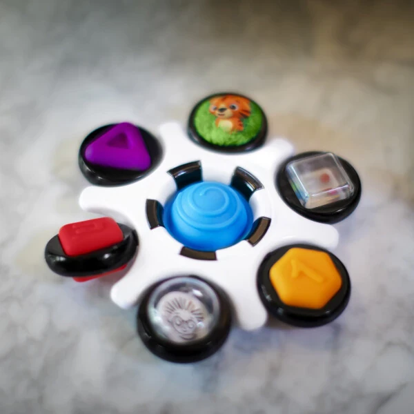 Игрушка-погремушка Baby Einstein Curiosity Clutch для младенцев от 3 месяцев. Развивает тактильные ощущения, знакомит с цветами и формами. - 6