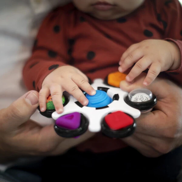 Игрушка-погремушка Baby Einstein Curiosity Clutch для младенцев от 3 месяцев. Развивает тактильные ощущения, знакомит с цветами и формами. - 7