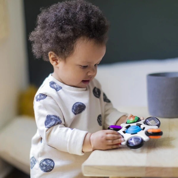 Игрушка-погремушка Baby Einstein Curiosity Clutch для младенцев от 3 месяцев. Развивает тактильные ощущения, знакомит с цветами и формами. - 11