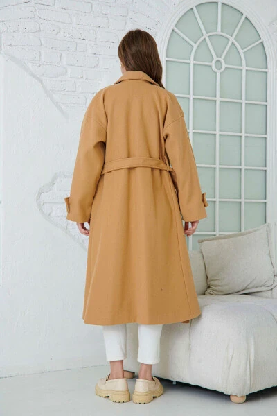 Ikki tomonlama yoqa, tugmachali, kamarali, uzun yengli, tushirilgan elkalari bor, astarli midi uzunlikdagi tuya rangli palto. - 3